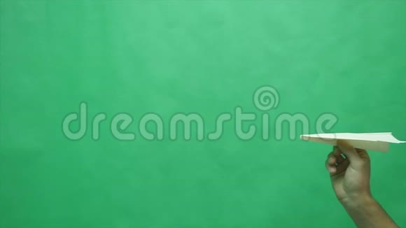 绿色背景下的纸飞机视频的预览图