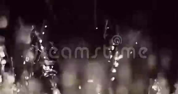 在黑色背景上漂浮的水滴上下飞舞视频的预览图