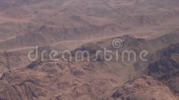 飞越沙漠山脉视频的预览图