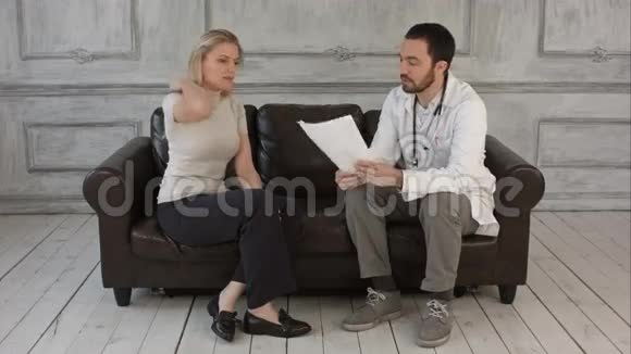 医生向他的女病人解释诊断视频的预览图