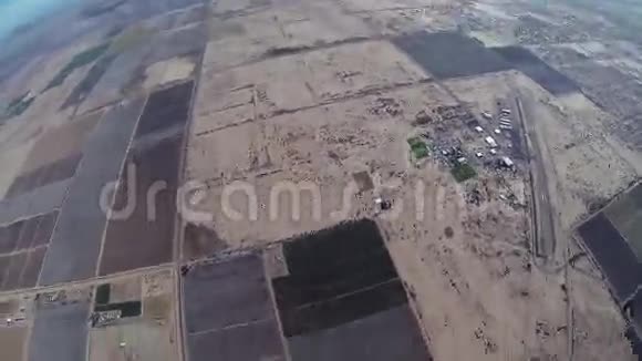 专业跳伞跳伞跳伞在亚利桑那州上空沙子地平线视频的预览图
