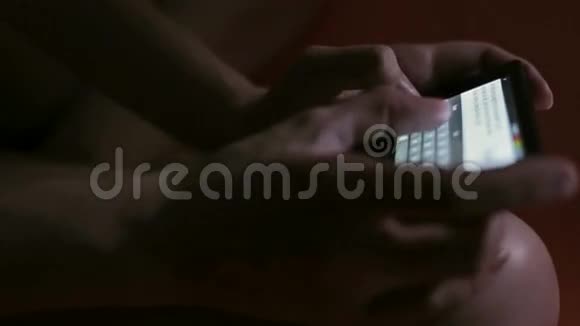 年轻女子手指在她的智能手机上打字视频的预览图