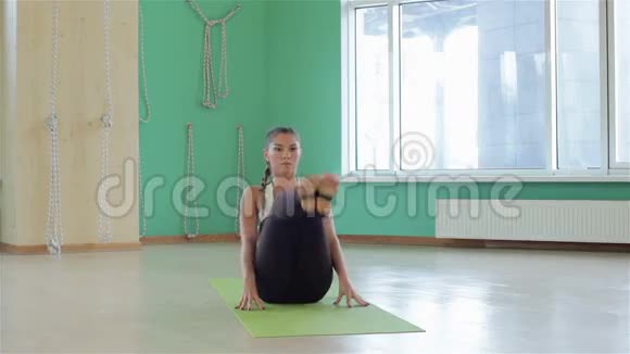年轻的职业瑜伽女人视频的预览图