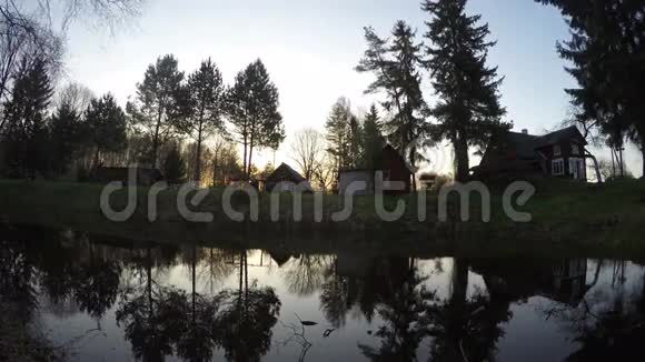 旧农场池塘后日出时间流逝4K视频的预览图