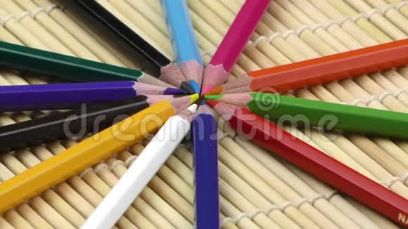 彩色油漆铅笔在木制背景上视频的预览图