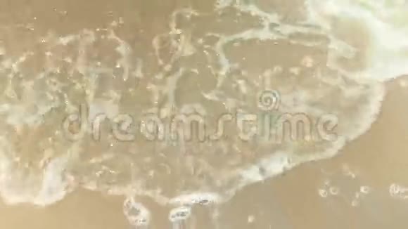 潮洗循环海潮冲刷了一个沙质的海岸然后又冲了出去可循环剪辑4k视频的预览图