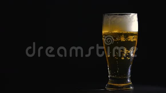 杯子里有气泡的啤酒视频的预览图