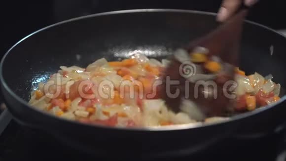 切好的洋葱胡萝卜和番茄在锅中用植物油炒视频的预览图