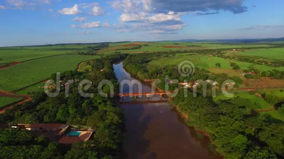 圣保罗州塞拉纳市帕尔多河的鸟瞰图巴西视频的预览图