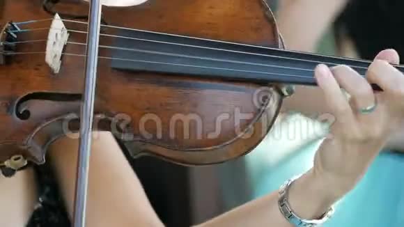 女孩在婚礼上拉小提琴视频的预览图