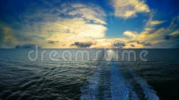 日落时分在海中航行视频的预览图