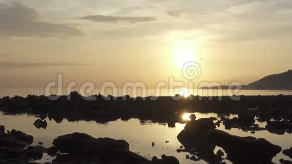印度尼西亚热带的佩穆特兰巴厘岛海滩清晨日出视频的预览图