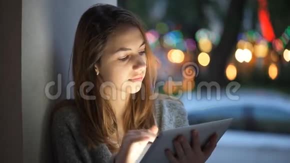 小女孩在平板电脑上聊天视频的预览图