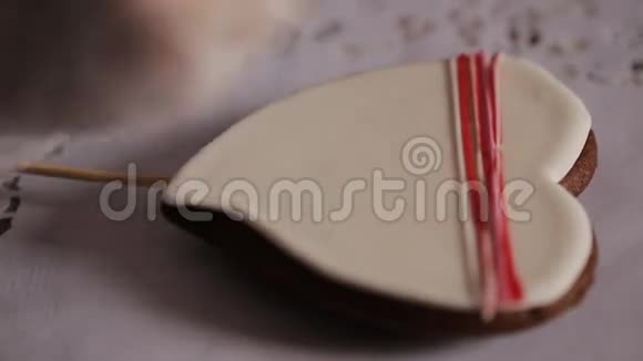 糖果师为情人节装饰饼干视频的预览图