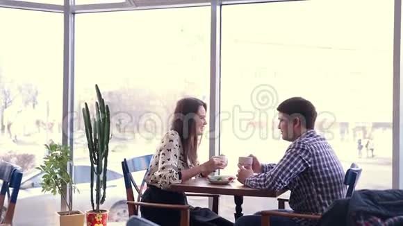 快乐的恋人在咖啡馆里笑喝茶用平板电脑找乐子第一次约会视频的预览图