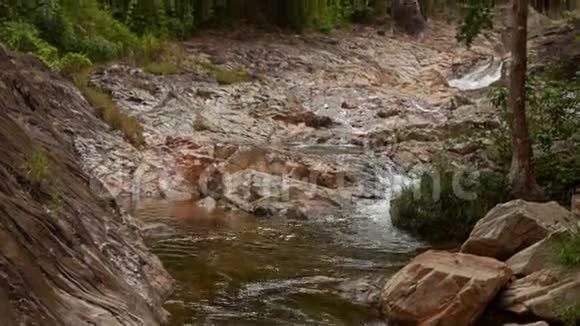 落基山脉和伍迪班克斯山脉中的窄山河视频的预览图