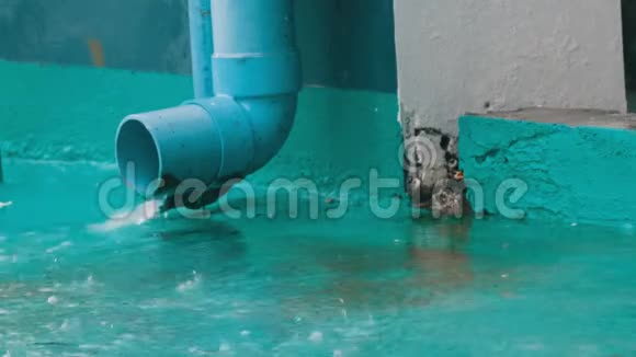 大的蓝色雨水管雨水沿着它排水热带降雨视频的预览图