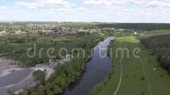 空中观景台在日落时飞过城市和桥在河上视频的预览图