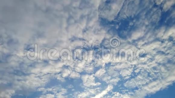 天空中的云彩在白天明亮地快速移动视频的预览图
