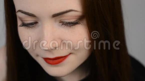一个漂亮女人的特写脸和睫毛视频的预览图