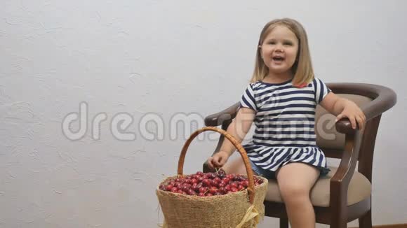 篮子里有樱桃的可爱小女孩的肖像视频的预览图