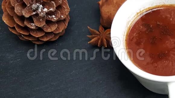 以杉树坚果和热巧克力为背景的圣诞节视频的预览图