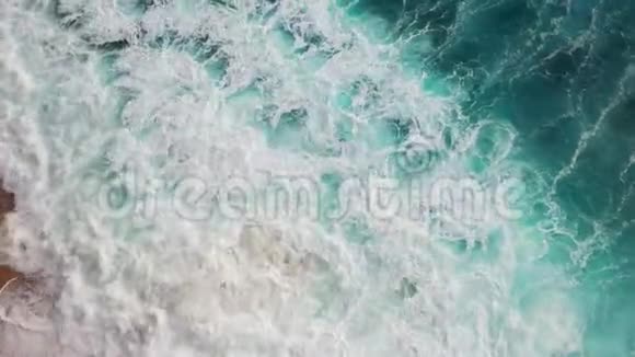 海浪冲击岩石海岸线的抽象鸟瞰图视频的预览图