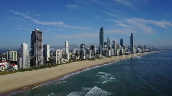 澳大利亚昆士兰日出时黄金海岸的鸟瞰图视频的预览图