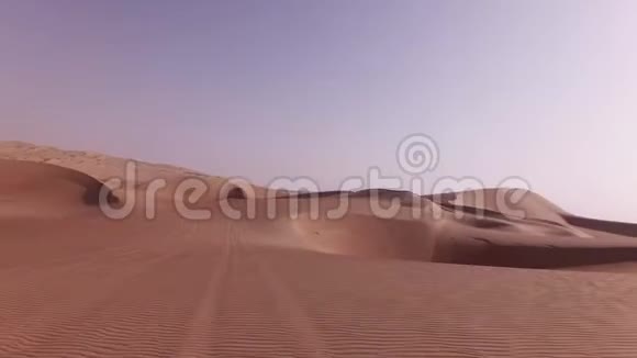 汽车旅行在美丽的沙丘RubalKhali沙漠股票录像视频的预览图