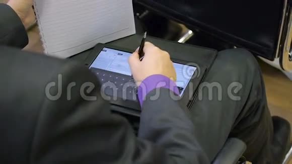 商人用平板电脑打字视频的预览图