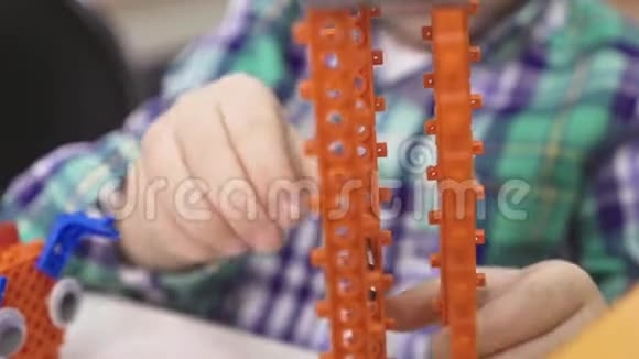 孩子们在学校创造机器人干教育早期开发DIY创新现代技术理念视频的预览图