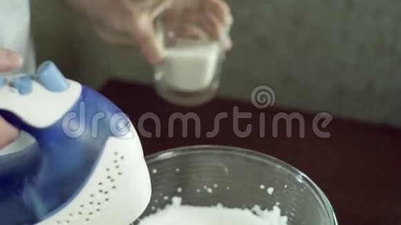 糖从玻璃倒入搅拌碗烘焙原料烹饪甜食视频的预览图