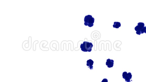 大量的孤立的蓝色墨水注入蓝染云在水中慢镜头使用inky背景或视频的预览图