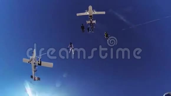 跳伞运动员从亚利桑那州上空的飞机上跳下来肾上腺素在天空中形成视频的预览图