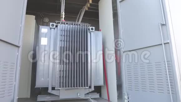 太阳能发电站的发电机太阳能站的电气设备视频的预览图