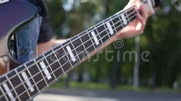 低音吉他手用手指演奏低音大师视频的预览图