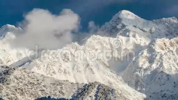 4K时程云层覆盖着白雪皑皑的山峰视频的预览图