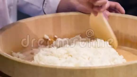 微笑的亚洲厨师把米饭混合在视频的预览图