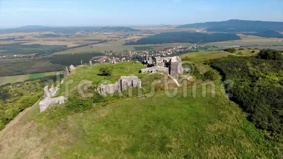 匈牙利克索班克山上一座美丽古堡的无人机镜头视频的预览图