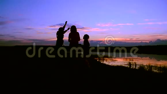 孩子们和妈妈在日落时跳舞视频的预览图
