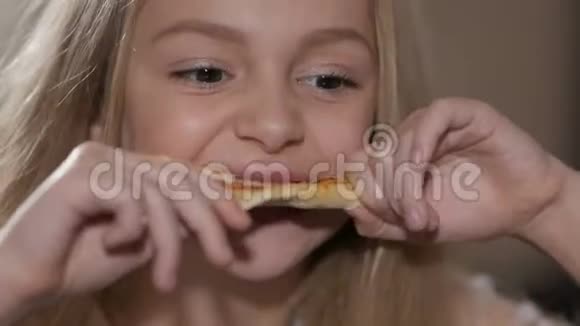 小女孩在餐馆吃披萨视频的预览图
