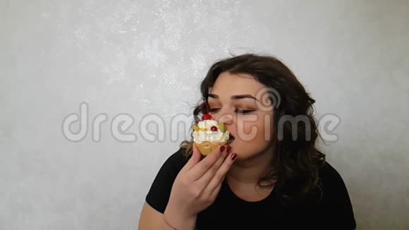 美丽丰满的女孩带着蛋糕惊喜的情绪美味视频的预览图