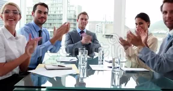 会议室里的商务人士在镜头前拍手视频的预览图