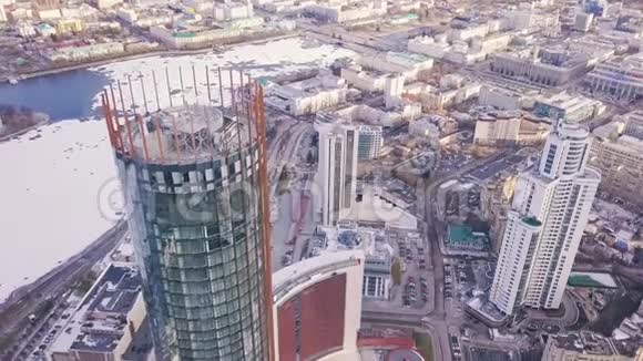 冬季摩天大楼和现代城市的俯视图剪辑令人惊叹的城市景观视频的预览图