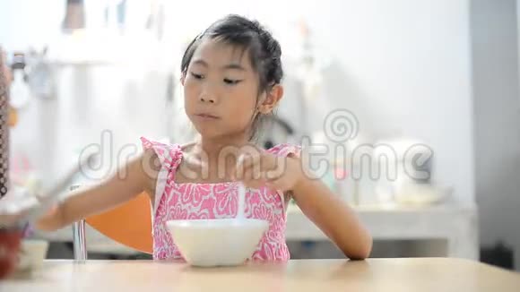 亚洲女孩用糖浆吃甜罗氏籽视频的预览图