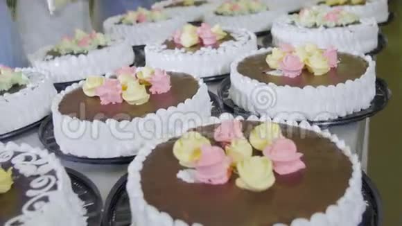 蛋糕装饰在蛋糕厂装饰蛋糕的工人糖果厂视频的预览图