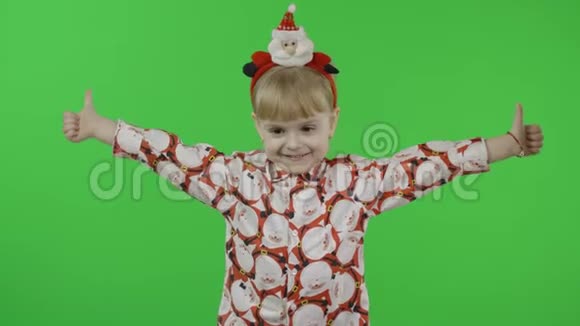 穿着圣诞老人衬衫的快乐漂亮的小女孩圣诞节色度键视频的预览图