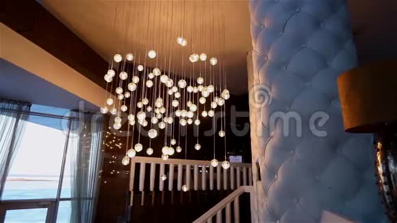 酒店或餐厅的大厅大厅的吊灯天花板上挂着吊灯创意现代室内视频的预览图