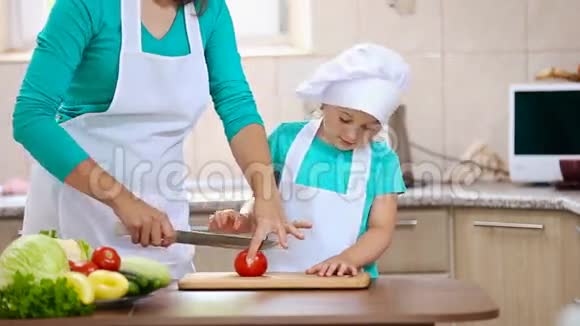 母亲和女儿切番茄视频的预览图