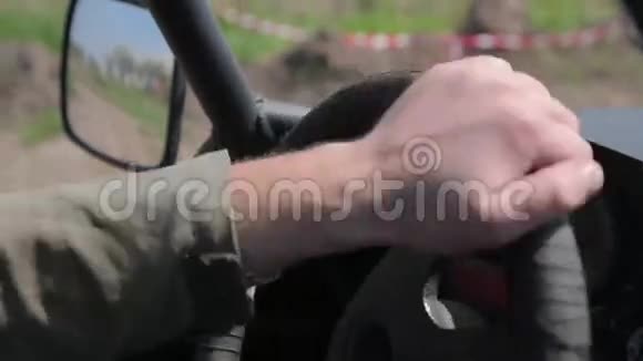 赛车管理车轮的童车视图视频的预览图